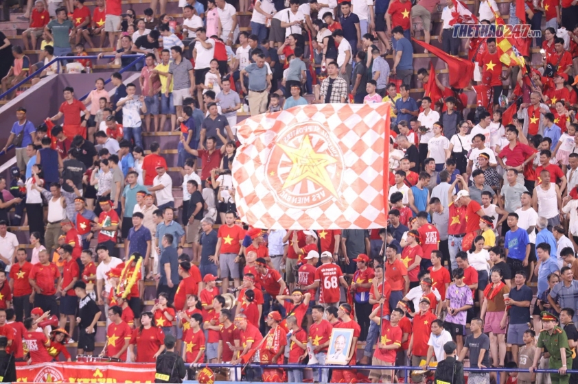 Người hâm mộ Việt Trì có mặt rất đông để cổ vũ tinh thần cho U23 Việt Nam